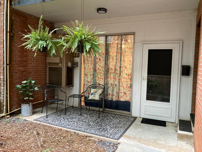 Private patio - 400 Queens Rd