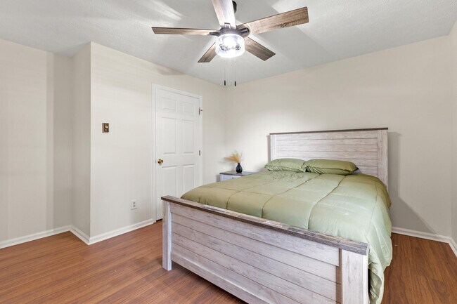 Building Photo - 104 Pleasantview St