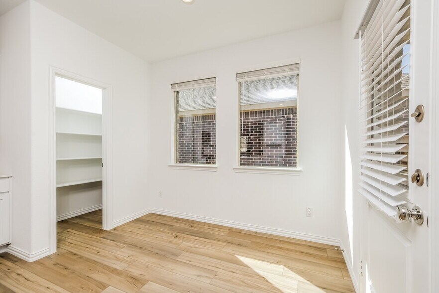 Building Photo - 1100 Daffodil St