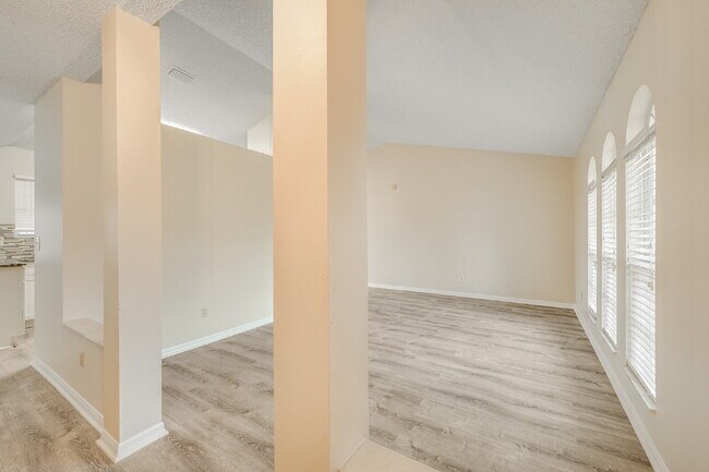 Building Photo - Spacious 3/2 with split plan and large fenced yard!