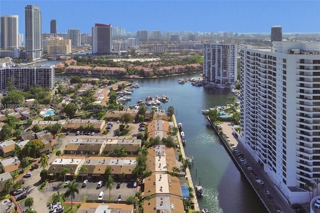 Building Photo - 2619 Parkview Dr S