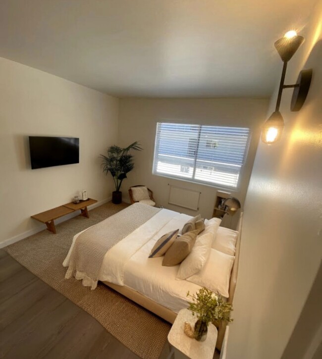 Building Photo - Advent - Bright and Spacious Two Bedroom C...