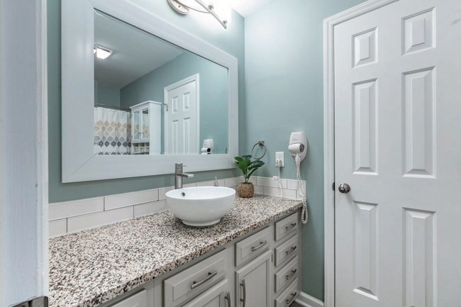 Building Photo - 125 W Victoria Ct