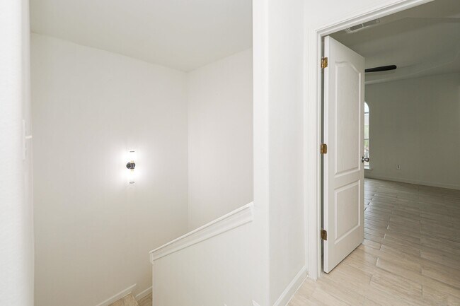 Building Photo - 1000 Ranchway Dr