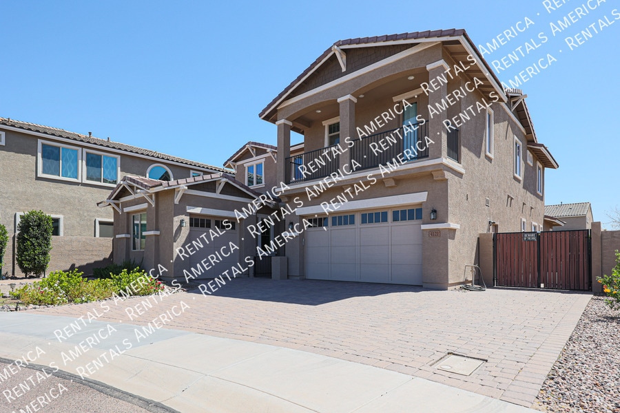 Building Photo - 4121 E Yellowstone Pl