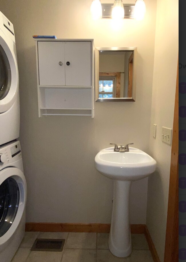Building Photo - 3 Bedroom 2 bathroom with bonus room log c...