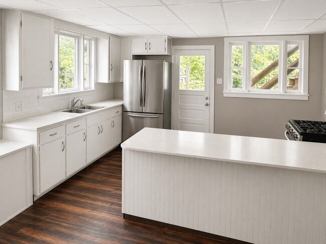 Building Photo - 8 Roosevelt Ave