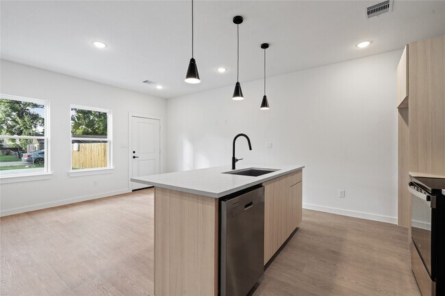 Building Photo - 1031 North Ln