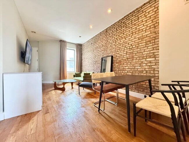 Building Photo - Furnished room/NOT APARTMENT