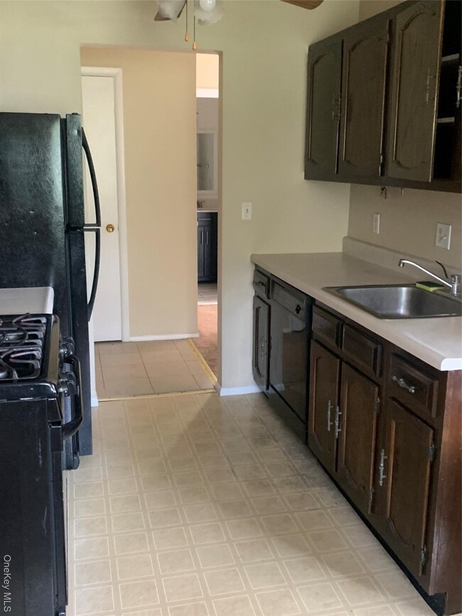 Building Photo - 23 Doxbury Ln