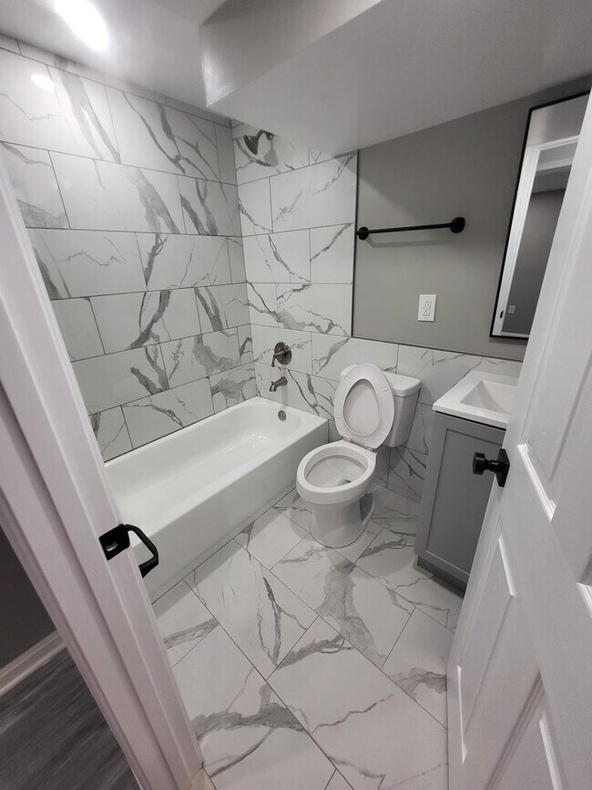 Building Photo - 3Bed 3 Bath Finished Basement!