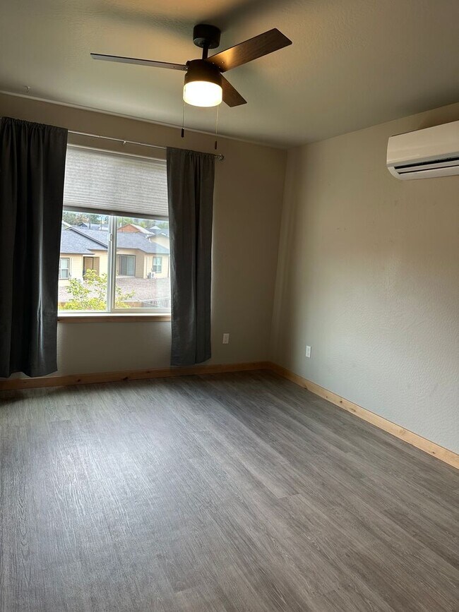 Building Photo - Beautiful 3BR/2BA Two-Story Home with Gara...