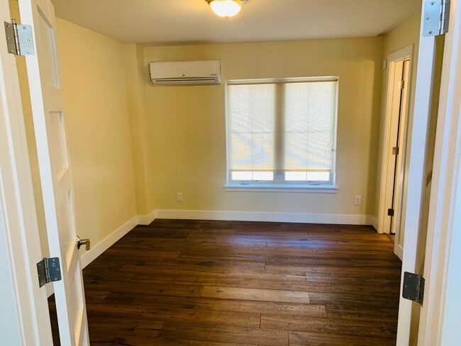 Building Photo - Stunning Luxury Home in Sunnyside