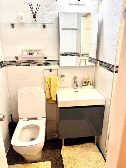 Building Photo - 129 E Bellevue Pl