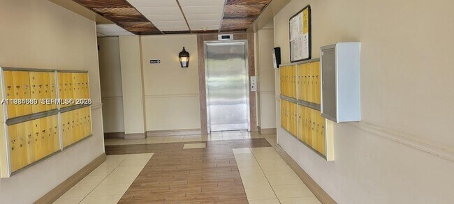 Building Photo - 10431 N Kendall Dr