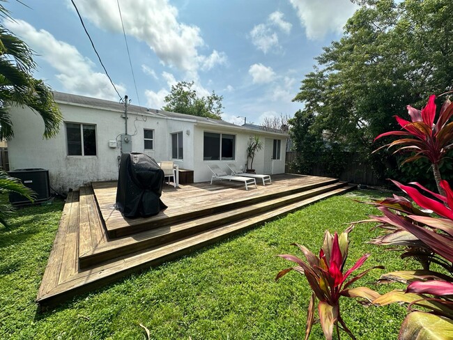 Building Photo - 565 NW 49th St