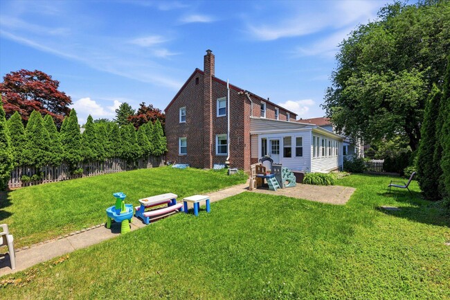 Building Photo - 1646 Surrey Ln