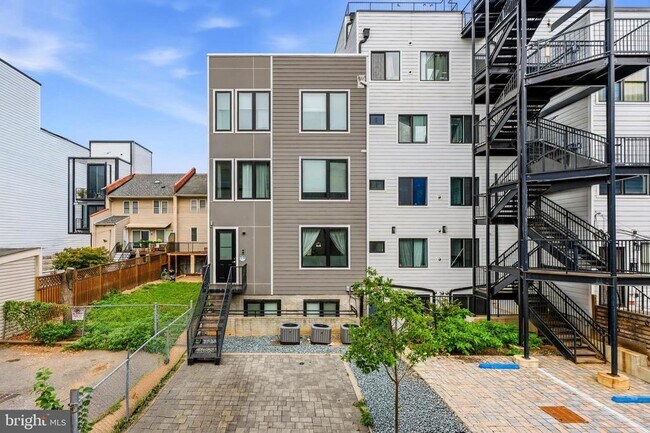 Building Photo - 2612 University Pl NW