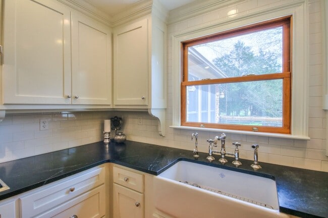 Building Photo - 4 BR 2/2 BA Large Fenced in Back Yard! Chef's Kitchen! Upstairs Bonus Room! 2 Car Garage