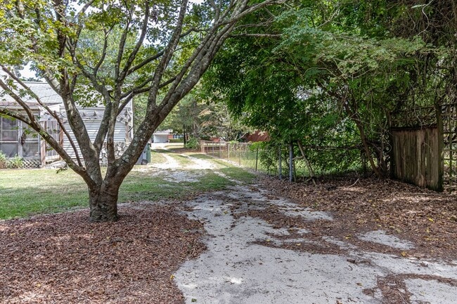 Building Photo - CHARMING 2 Bedroom/1 Bathroom w/ Bonus Roo...