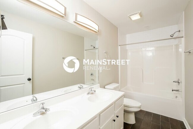 Building Photo - 3 Bedroom Pet-Friendly Home in Jeffersonville, IN with Main Street Renewal