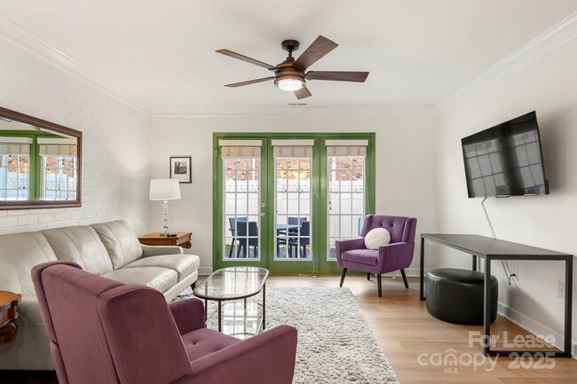 Building Photo - 1318 Green Oaks Ln