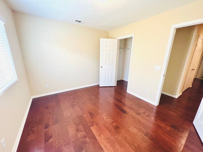 Building Photo - Beautiful 4 Bedroom home