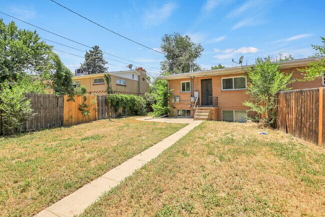 Building Photo - $1,995 - 3 Bed, 1 Bath Duplex Unit in Litt...