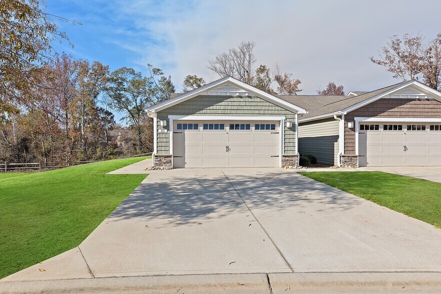 Building Photo - Redwood Greer Ashburton Drive