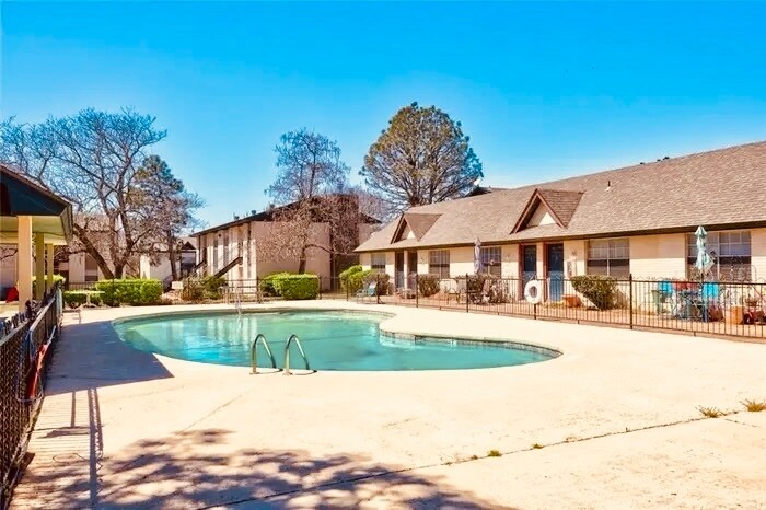 Primary Photo - 1817 E Lindsey St