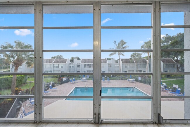 Building Photo - 2840 SW 22nd Ave
