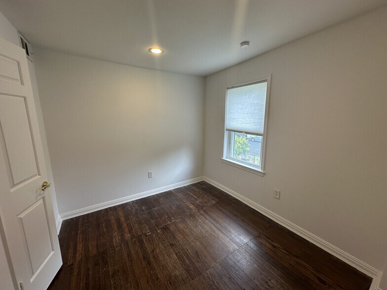 Building Photo - 1130 K St SE
