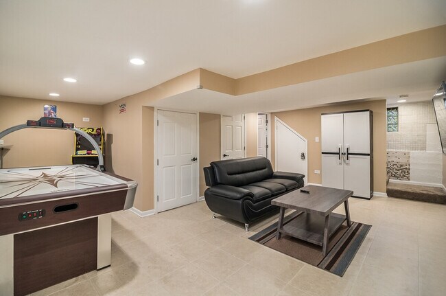 Building Photo - 356 W Morris Ave