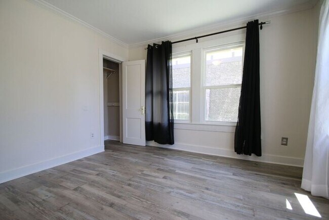 Building Photo - (("Wake Up in a Home YOU Love")) 2/2 STUNNING House Close to Exciting Downtown Fort Worth! An ABS...