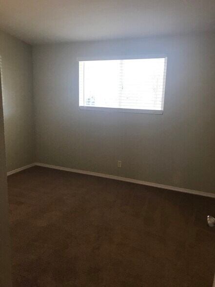 Building Photo - 1415 Willow Dr