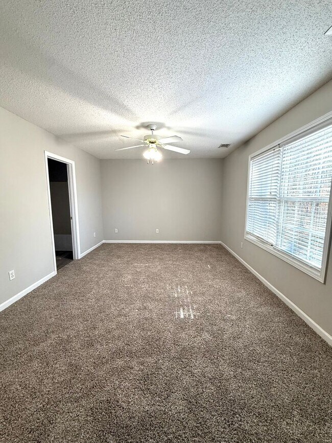 Building Photo - 2 bed 2 bath townhome