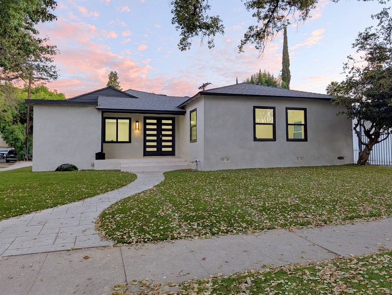 Building Photo - 18700 Collins St