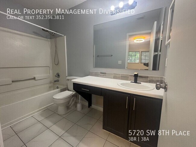Building Photo - 5720 SW 8th Pl