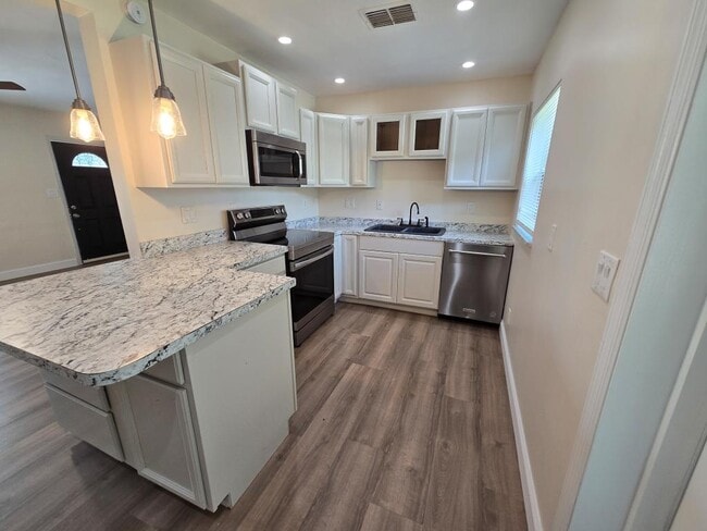 Building Photo - 2921 Sunset Rd