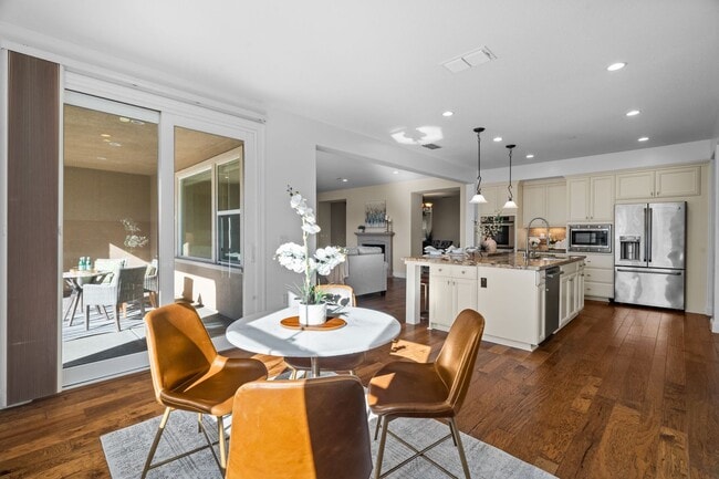 Building Photo - HILLTOP CORNER HOME WITH GORGEOUS VIEWS