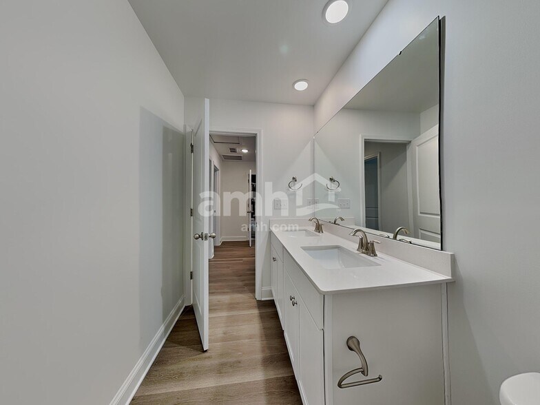 Building Photo - 6042 Rosemore Ln