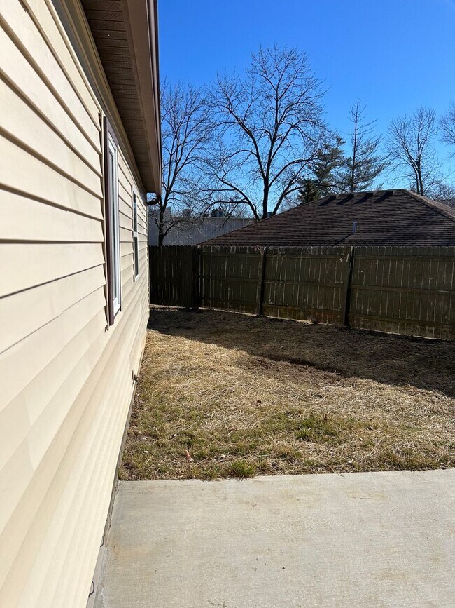 Building Photo - 400 Meadow Ln