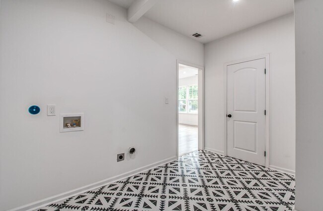 Building Photo - Elegant Midtown Memphis Single-Family Home...