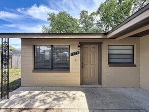 Building Photo - Lovely 2 bedroom 1 bath!