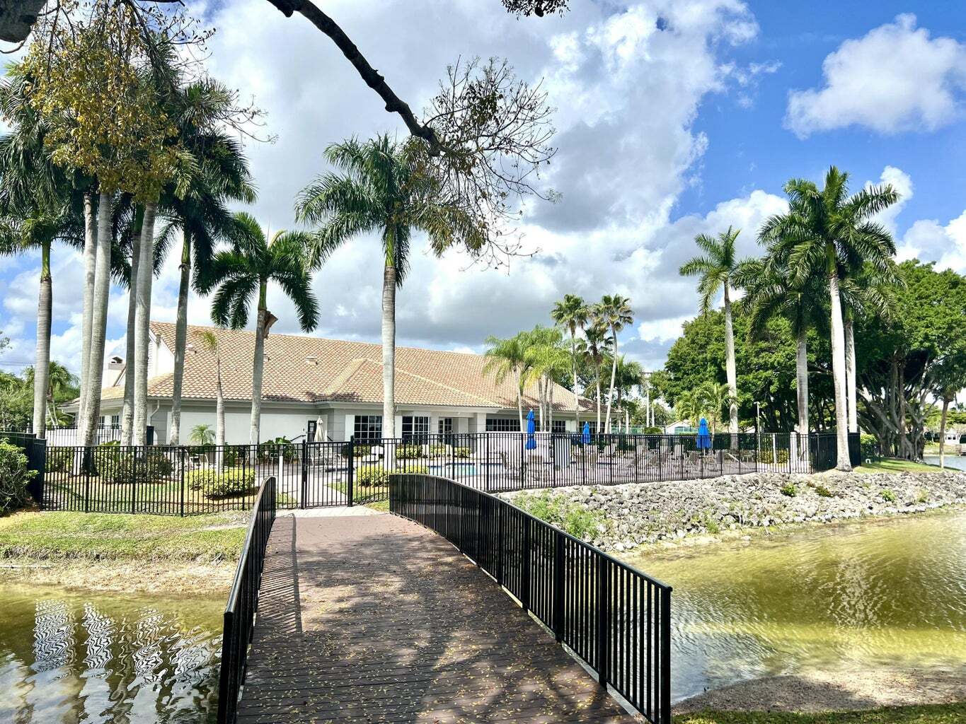 Building Photo - 10614 Lake Shore Dr