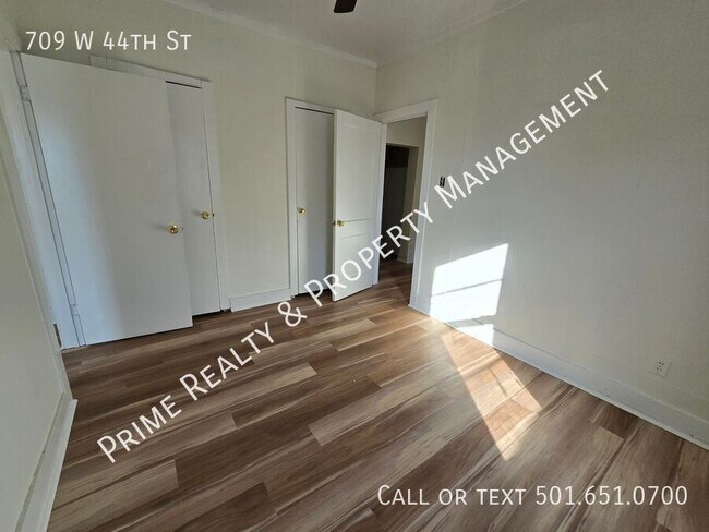 Building Photo - 709 W 44th St