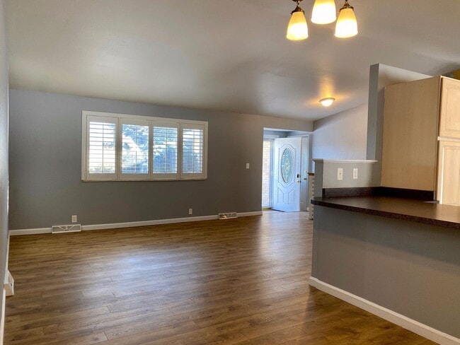 Building Photo - Spacious Tri-Level Home Featuring 4BD/2.5B...