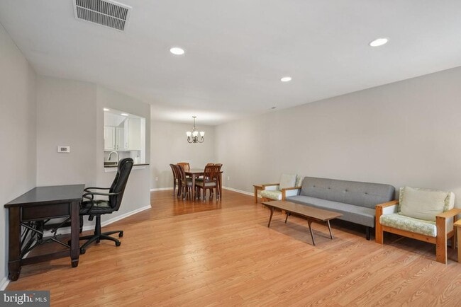 Building Photo - 505 Oliphant Ln