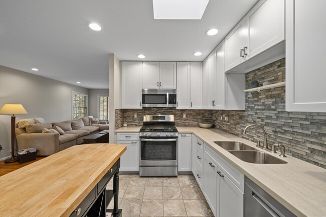 Building Photo - 438 Sylvan Dr