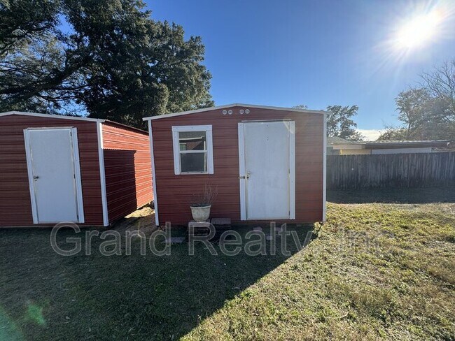 Building Photo - 1015 Peakview Dr